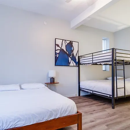 Beautifully Remodeled Second Floor Flat In River North With Private Rooftop - 2S